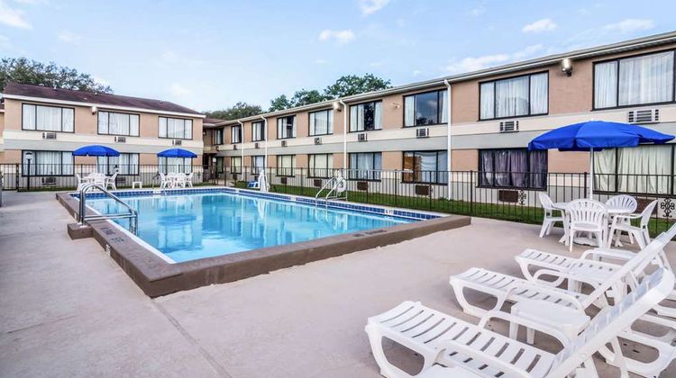 Quality Inn Pensacola North Pool