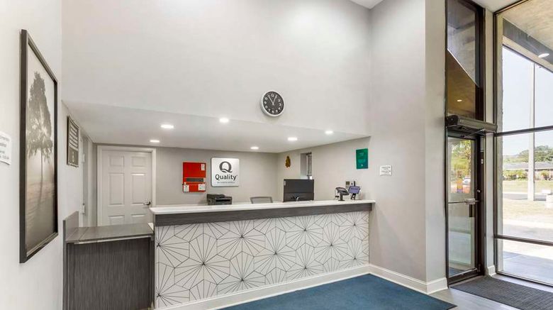 <b>Quality Inn University Lobby</b>. Images powered by <a href="https://iceportal.shijigroup.com/" title="IcePortal" target="_blank">IcePortal</a>.