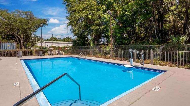 Quality Inn University Pool