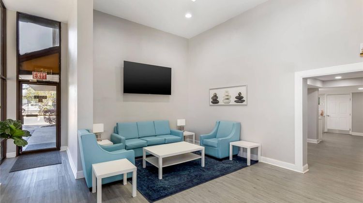 Quality Inn University Lobby