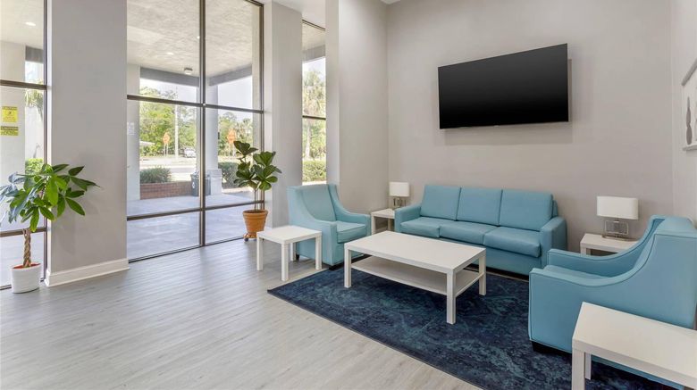 <b>Quality Inn University Lobby</b>. Images powered by <a href="https://iceportal.shijigroup.com/" title="IcePortal" target="_blank">IcePortal</a>.