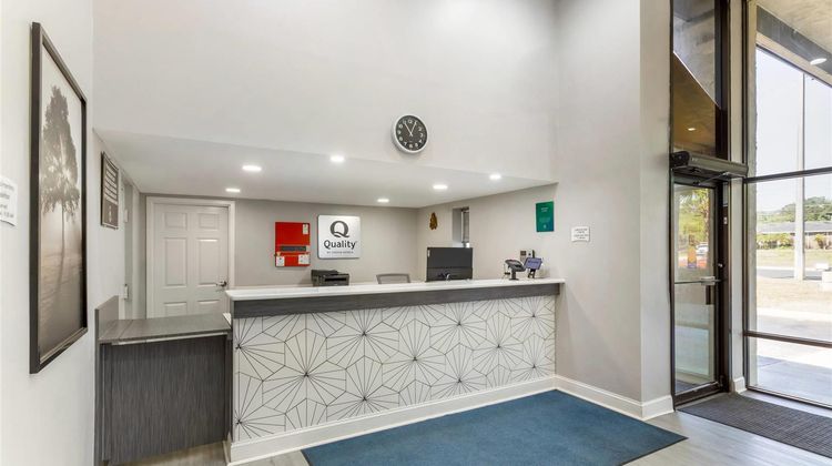 Quality Inn University Lobby