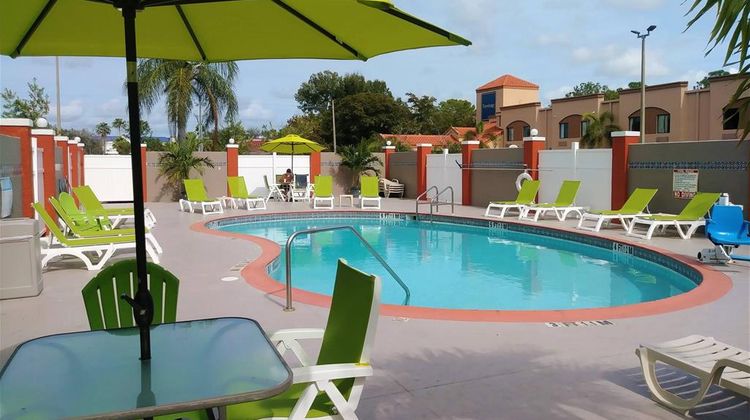 Quality Suites Fort Myers I-75 Pool