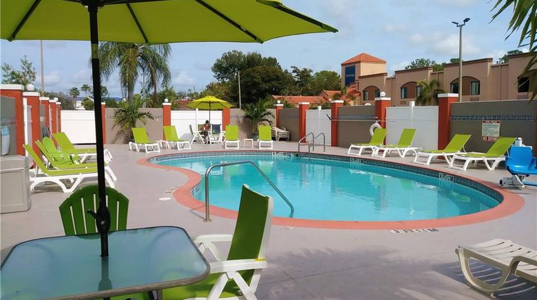 <b>Quality Suites Fort Myers I-75 Pool</b>. Images powered by <a href="https://iceportal.shijigroup.com/" title="IcePortal" target="_blank">IcePortal</a>.