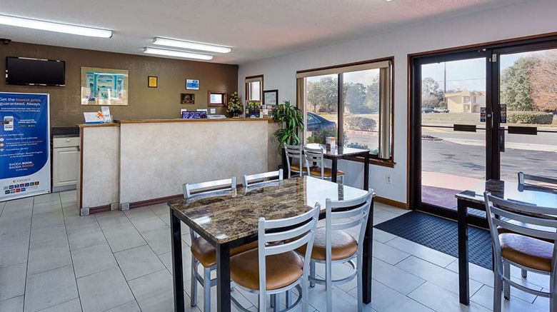 <b>Rodeway Inn Lobby</b>. Images powered by <a href="https://iceportal.shijigroup.com/" title="IcePortal" target="_blank">IcePortal</a>.