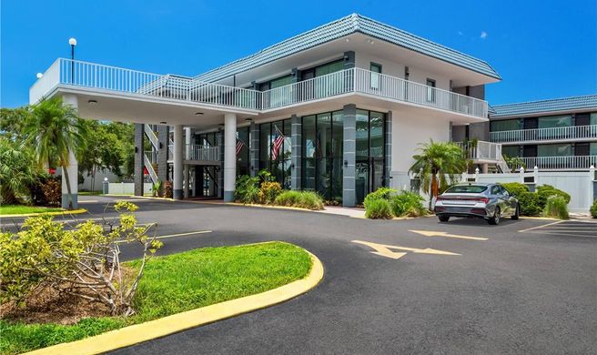 Quality Inn & Suites at Tropicana Field Exterior