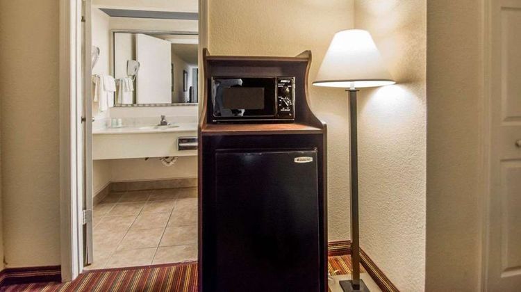 Quality Inn & Suites at Tropicana Field Room
