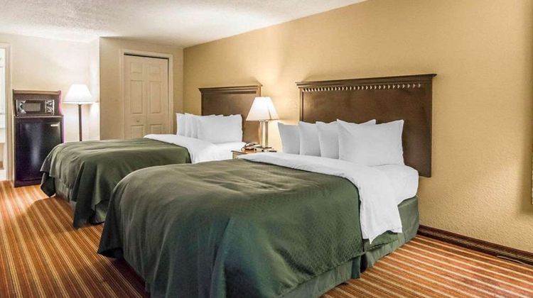 Quality Inn & Suites at Tropicana Field Room