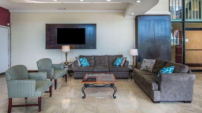 <b>Quality Inn & Suites at Tropicana Field Lobby</b>. Images powered by <a href="https://iceportal.shijigroup.com/" title="IcePortal" target="_blank">IcePortal</a>.