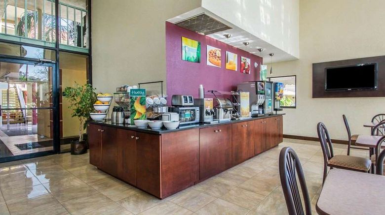 <b>Quality Inn & Suites at Tropicana Field Restaurant</b>. Images powered by <a href="https://iceportal.shijigroup.com/" title="IcePortal" target="_blank">IcePortal</a>.