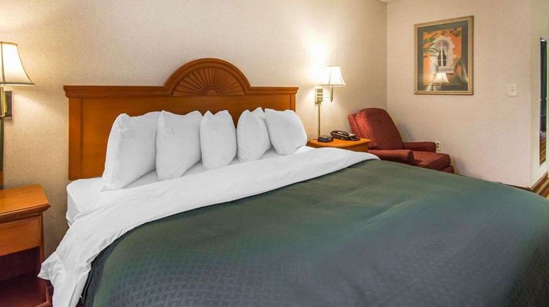 <b>Quality Inn & Suites at Tropicana Field Suite</b>. Images powered by <a href="https://iceportal.shijigroup.com/" title="IcePortal" target="_blank">IcePortal</a>.