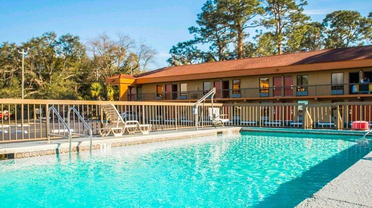 Econo Lodge Pool