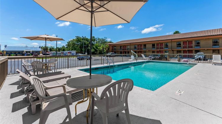 Econo Lodge Pool