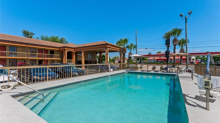 Econo Lodge Pool