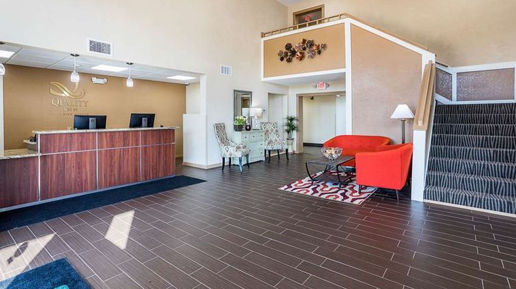 Quality Inn & Suites Heritage Park Lobby