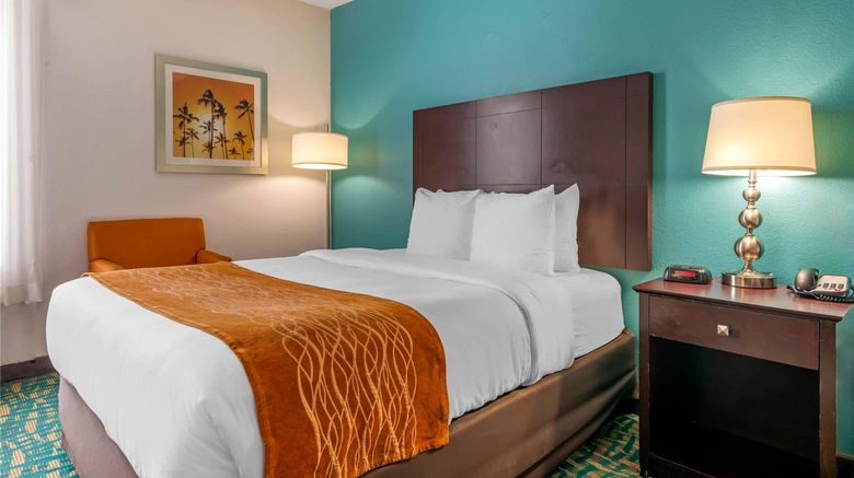 <b>Comfort Inn & Suites Room</b>. Images powered by <a href="https://iceportal.shijigroup.com/" title="IcePortal" target="_blank">IcePortal</a>.