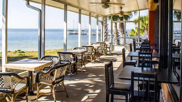 Quality Inn & Suites a Gulf Breeze Restaurant