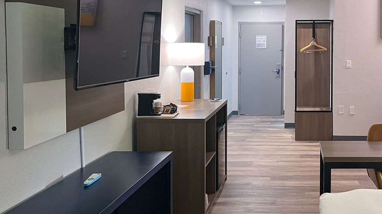 <b>Comfort Suites Clearwater-Dunedin Suite</b>. Images powered by <a href="https://iceportal.shijigroup.com/" title="IcePortal" target="_blank">IcePortal</a>.