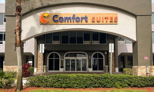 Comfort Suites Clearwater-Dunedin Exterior