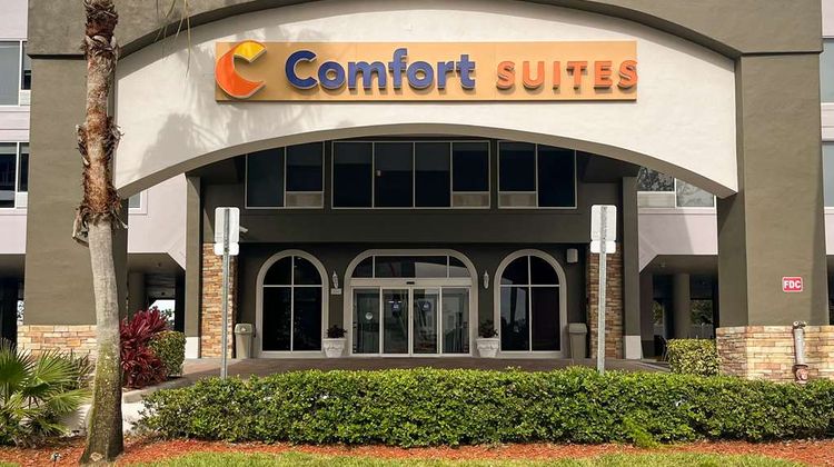 Comfort Suites Clearwater-Dunedin Exterior