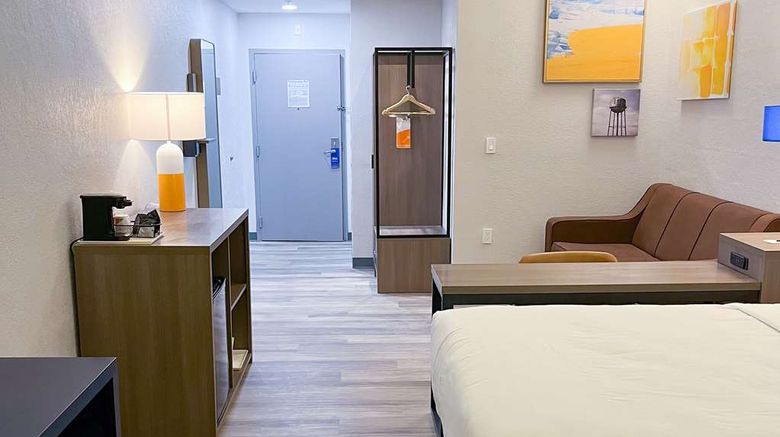 <b>Comfort Suites Clearwater-Dunedin Suite</b>. Images powered by <a href="https://iceportal.shijigroup.com/" title="IcePortal" target="_blank">IcePortal</a>.