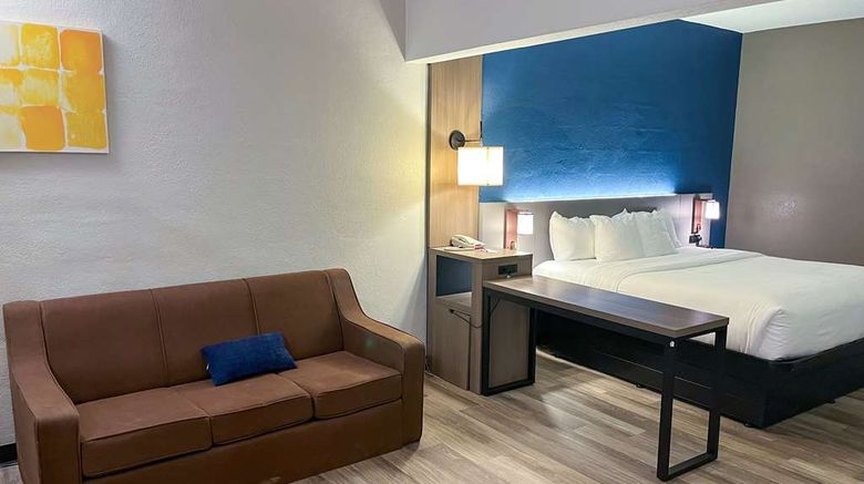 <b>Comfort Suites Clearwater-Dunedin Suite</b>. Images powered by <a href="https://iceportal.shijigroup.com/" title="IcePortal" target="_blank">IcePortal</a>.