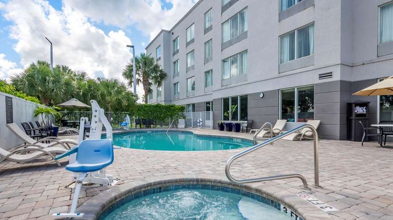 <b>Comfort Suites Sawgrass Pool</b>. Images powered by <a href="https://iceportal.shijigroup.com/" title="IcePortal" target="_blank">IcePortal</a>.