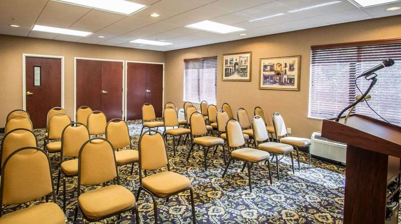 <b>Comfort Inn & Suites Meeting</b>. Images powered by <a href="https://iceportal.shijigroup.com/" title="IcePortal" target="_blank">IcePortal</a>.