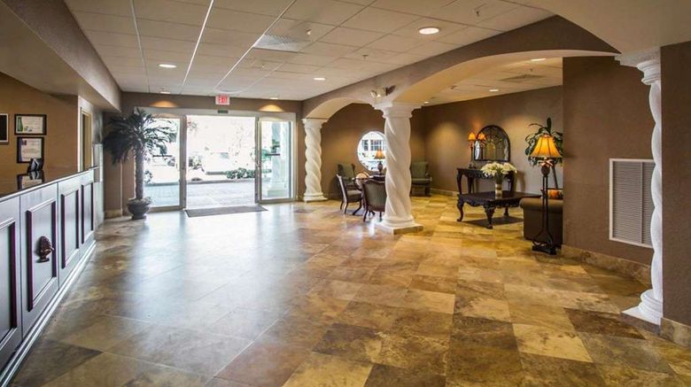 <b>Comfort Inn & Suites Lobby</b>. Images powered by <a href="https://iceportal.shijigroup.com/" title="IcePortal" target="_blank">IcePortal</a>.