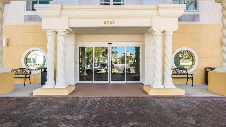 Comfort Inn & Suites Exterior