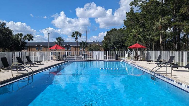 <b>Quality Inn Pool</b>. Images powered by <a href="https://iceportal.shijigroup.com/" title="IcePortal" target="_blank">IcePortal</a>.