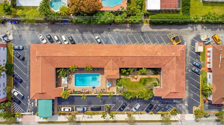 Quality Inn & Suites Hollywood Blvd Exterior