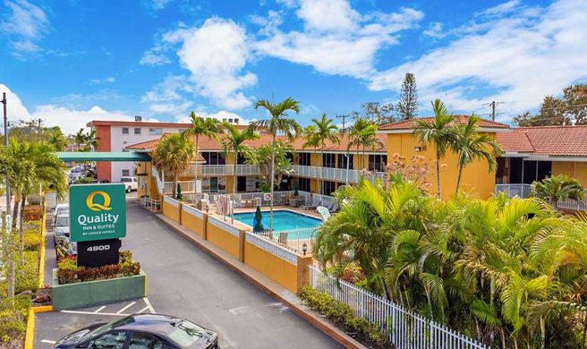 Quality Inn & Suites Hollywood Blvd Exterior