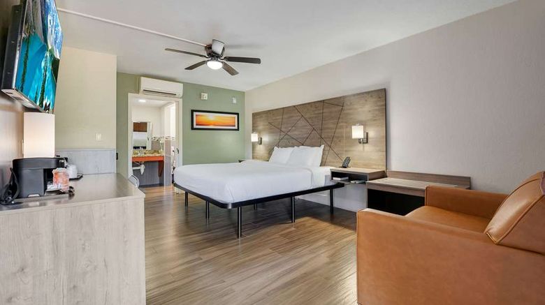 <b>Quality Inn & Suites Hollywood Blvd Room</b>. Images powered by <a href="https://iceportal.shijigroup.com/" title="IcePortal" target="_blank">IcePortal</a>.