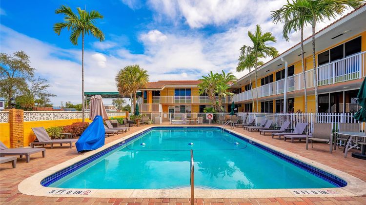 Quality Inn & Suites Hollywood Blvd Pool