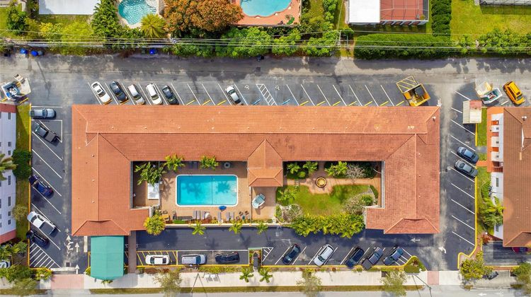 Quality Inn & Suites Hollywood Blvd Exterior