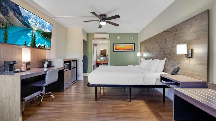 Quality Inn & Suites Hollywood Blvd Room