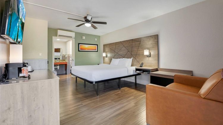 Quality Inn & Suites Hollywood Blvd Room