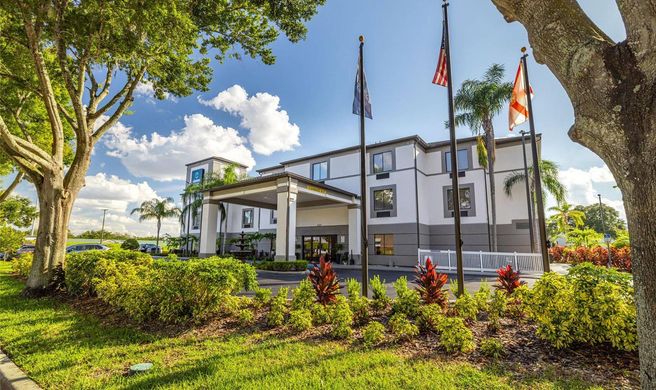 Clarion Pointe Exterior