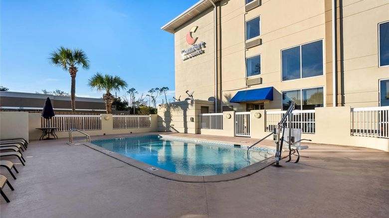 <b>Comfort Inn & Suites Pool</b>. Images powered by <a href="https://iceportal.shijigroup.com/" title="IcePortal" target="_blank">IcePortal</a>.