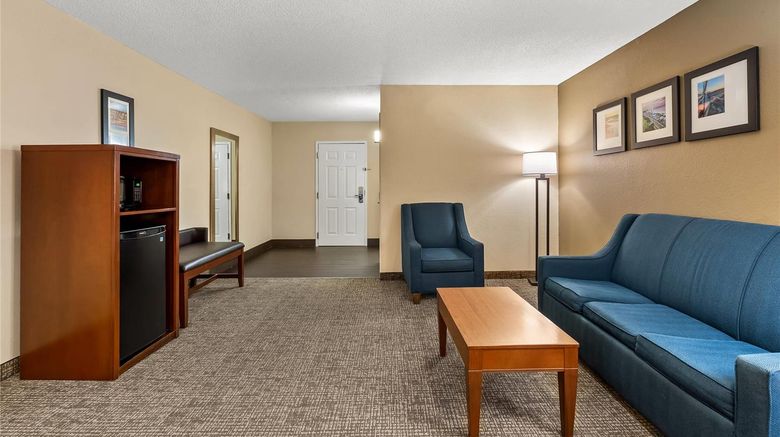 <b>Comfort Inn & Suites Suite</b>. Images powered by <a href="https://iceportal.shijigroup.com/" title="IcePortal" target="_blank">IcePortal</a>.