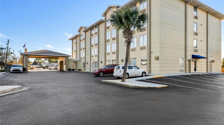 <b>Comfort Inn & Suites Exterior</b>. Images powered by <a href="https://iceportal.shijigroup.com/" title="IcePortal" target="_blank">IcePortal</a>.