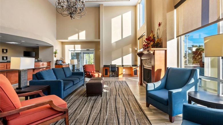 <b>Comfort Inn & Suites Lobby</b>. Images powered by <a href="https://iceportal.shijigroup.com/" title="IcePortal" target="_blank">IcePortal</a>.