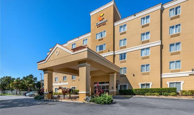 Comfort Suites Exterior