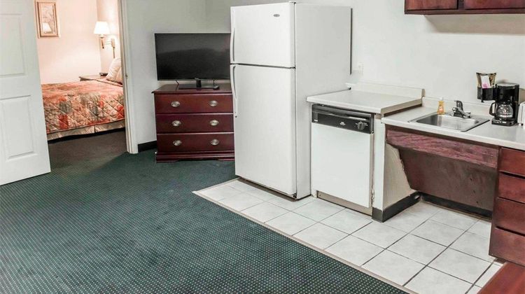Suburban Studios Near University Room