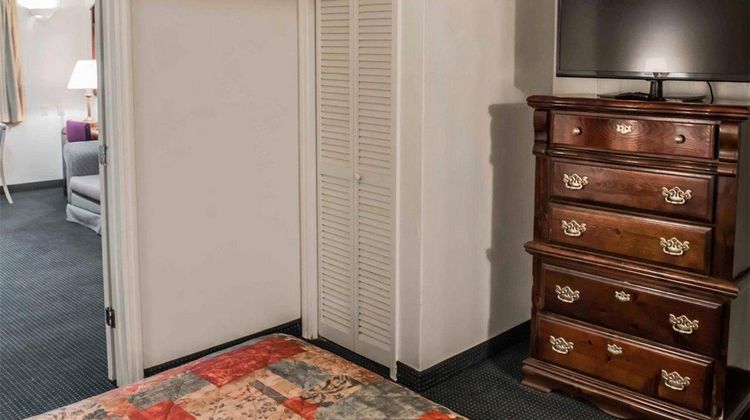 Suburban Studios Near University Room