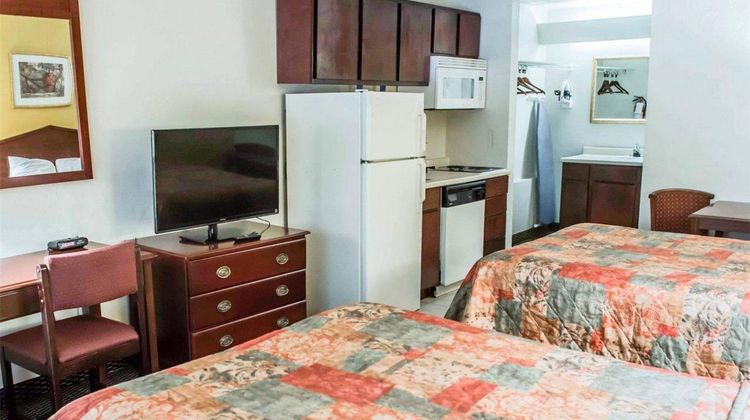 Suburban Studios Near University Room