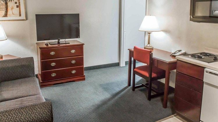Suburban Studios Near University Room