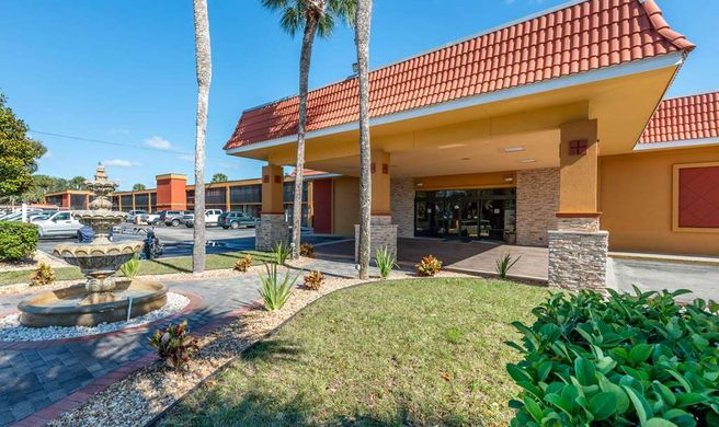 Quality Inn & Suites Riverfront Exterior