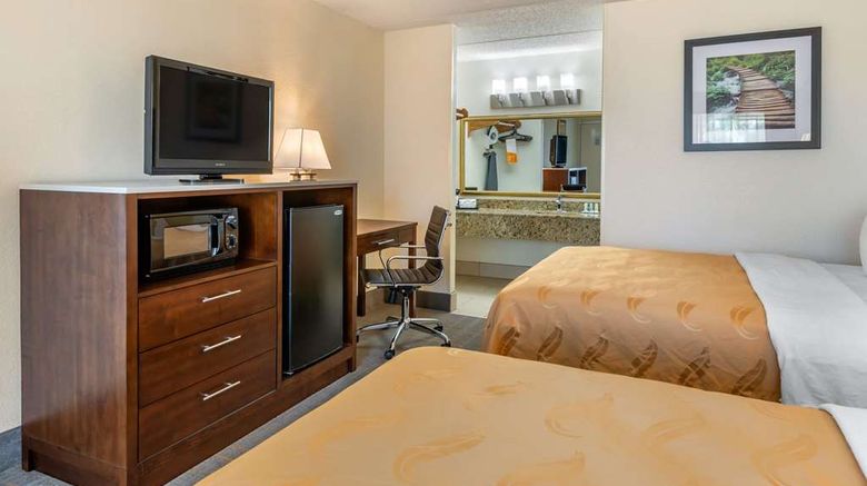 <b>Quality Inn & Suites Riverfront Room</b>. Images powered by <a href="https://iceportal.shijigroup.com/" title="IcePortal" target="_blank">IcePortal</a>.